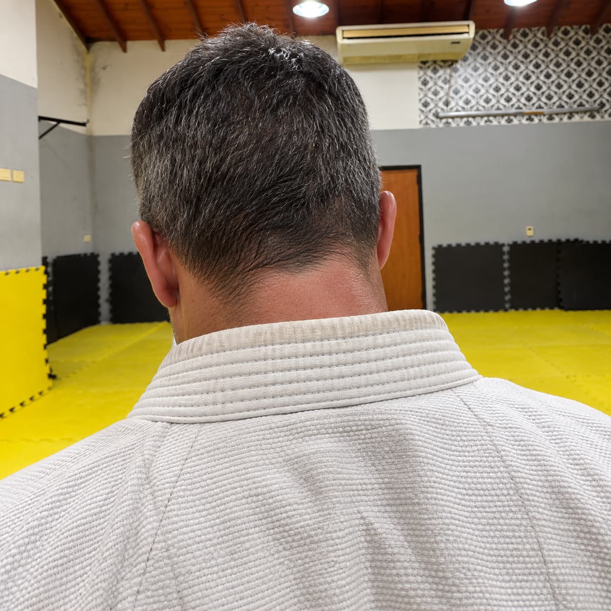 Nuca y cuello de un gi blanco.