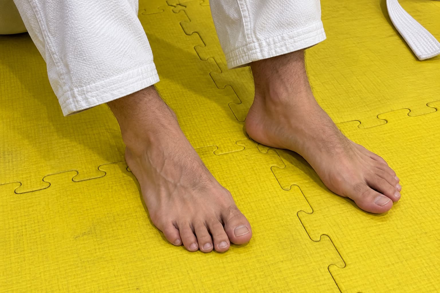 Pies descalzos sobre un tatami durante un entrenamiento.