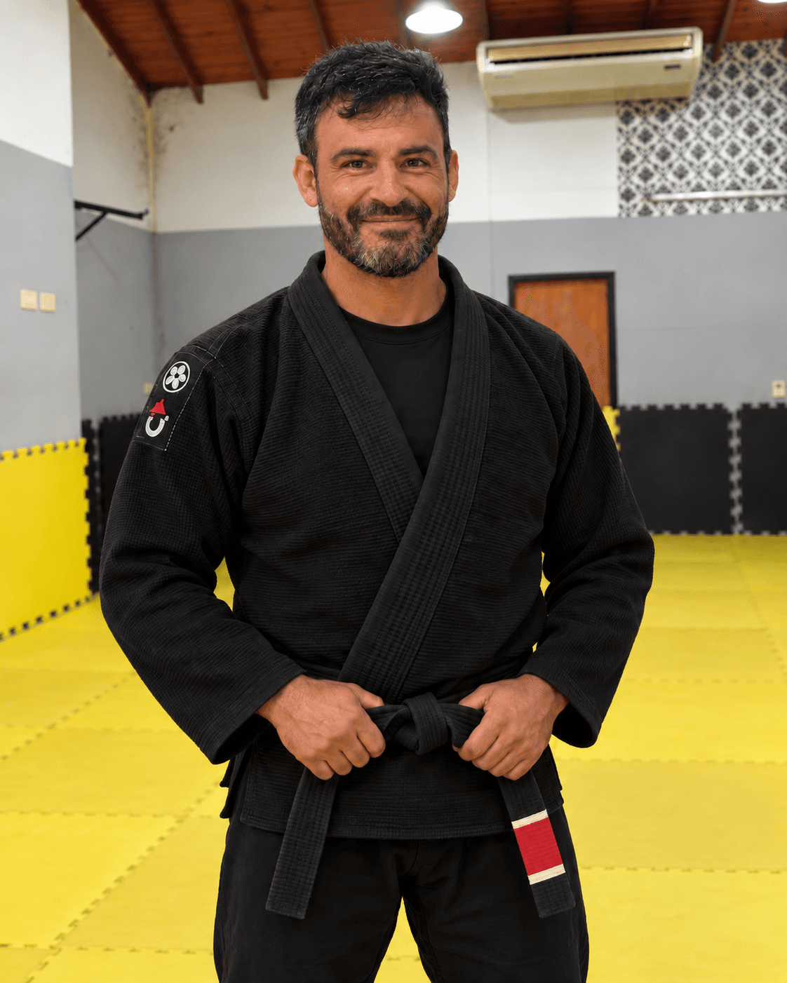 Nicolás Cabral, con gi negro, en el tatami de Academia 360.